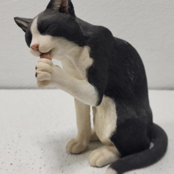 Vintage Black & White Cat Sculpture by Country Artist-Very Realistic Home Decor - Picture 1 of 9